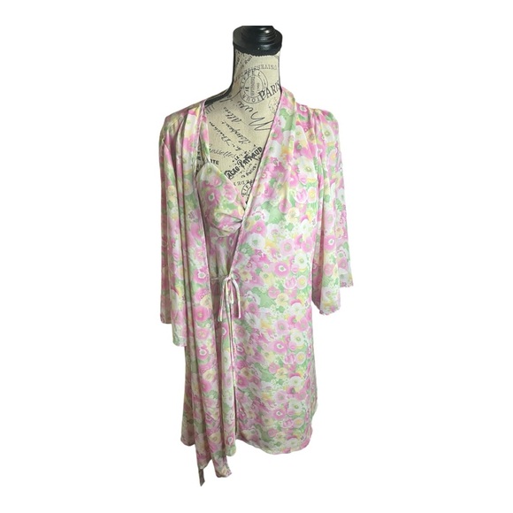 Oscar de la Renta Floral Nightgown and Robe Set - Picture 5 of 10